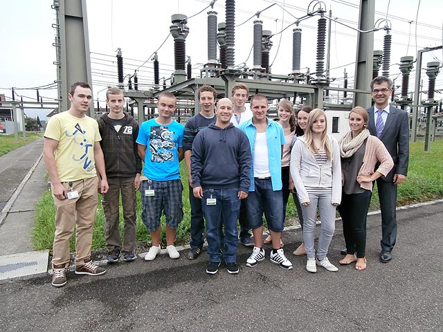 Bild: Martin Steiger, Vorsitzender der Geschäftsleitung der Energiedienst Holding AG (im Bild rechts), begrüßte die neuen Energiedienst-Auszubildenden (von links): Christian Linsin (In-dustriemechaniker), Jannik Spahn (Elektroniker Betriebstechnik), Lukas Metzger (Elektroni-ker Betriebstechnik), Benedict Baumann (Elektroniker Betriebstechnik), Daniel Pieler (Fach-informatiker), Sebastian Moser (DHBW-Student Bachelor of Engineering), Sascha Busam (Industriemechaniker), Julia Maier (Industriekauffrau), Yvonne Adamczyk (Industriekauffrau), Michèle Renner (Elektronikerin) und Luisa Maier (Industriekauffrau).