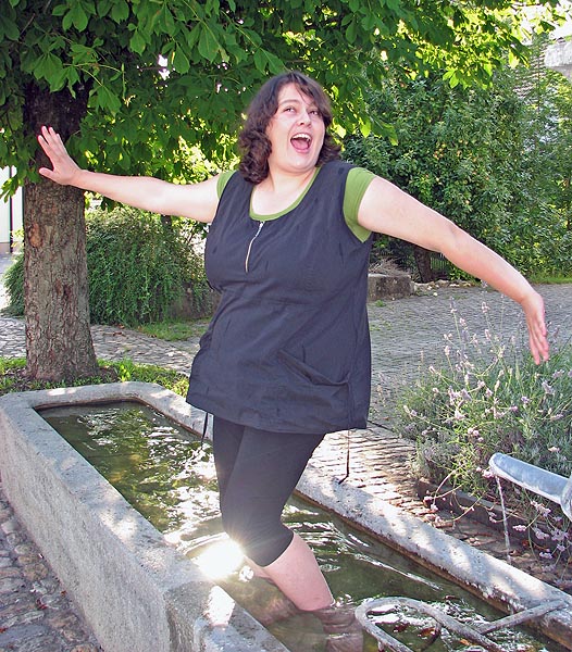 Fürs Foto posierte die quirlige Wortakrobatin Patti Basler in einem Zeiher Dorfbrunnen. Foto: Sonja Fasler Hübner