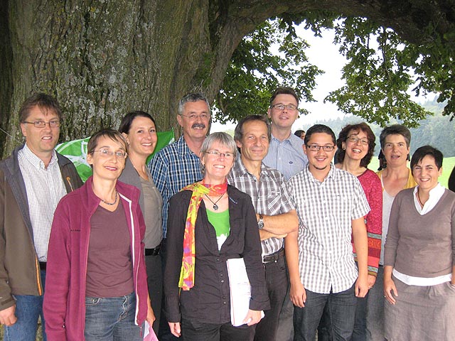 Die Grossratskandidatinnen und -kandidaten bei der Linner Linde. Foto: zVg