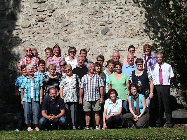 Der Kirchenchor Schupfart und Obermumpf vor der alten Stadtmauer von Büren.