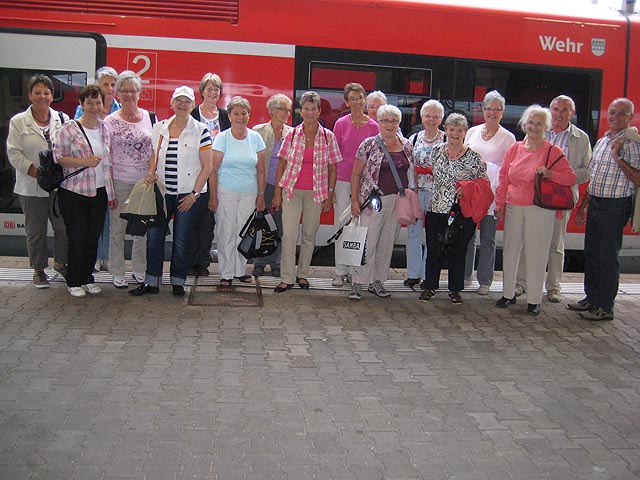 Der Kirchenchor Sulz im Bahnhof Freiburg im Breisgau. Foto: Dieter Deiss