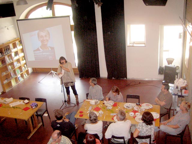 Die Slam-Poetin, Patty Basler, verwöhnte die Gäste am SP Wahlbrunch in Frick kulturell. Foto: zVg