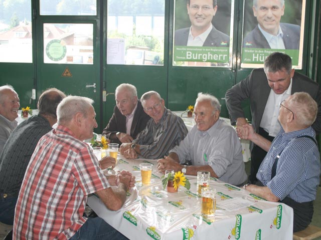Regierungsrat Alex Hürzeler (stehend) aus Oeschgen begrüsste die Anwesenden persönlich. Foto: zVg
