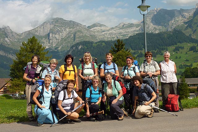 Frauenriege Frick beim Aufstieg zum Chäserugg, mit Aussicht auf den Säntis.