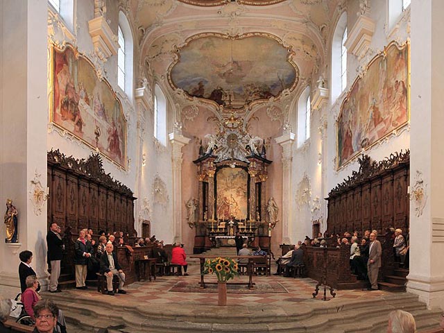 Die Fricktaler-Wallfahrerinnen im Chorgestühl der damaligen Domherren im Dom von Arlesheim bei einer Besichtigung unterwegs auf der Wallfahrt nach Mariastein.
