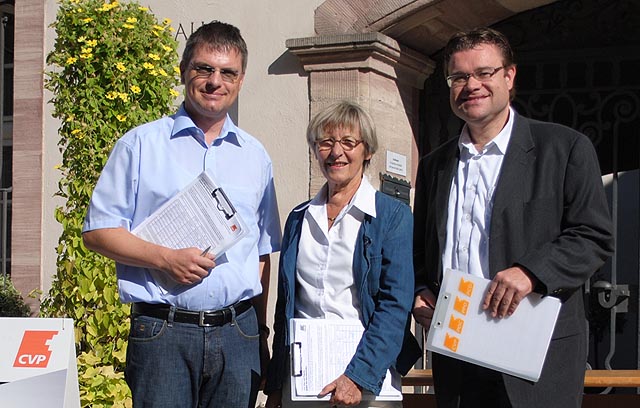 Die drei Grossratskandidaten der CVP vor dem Rathaus Rheinfelden (von links): Patrick Burgherr, Regula Bachmann und Kenneth Sutter.