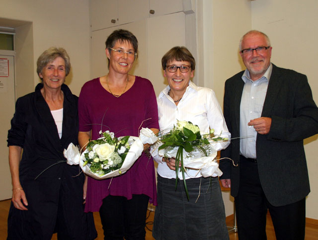 Das Bibliotheken-Team Eveline Dillinger und Christa Fischer (Mitte von links) mit der Stadträtin Astrid Obrist und Stadtammann Rudolf Lüscher. Foto: Charlotte Fröse