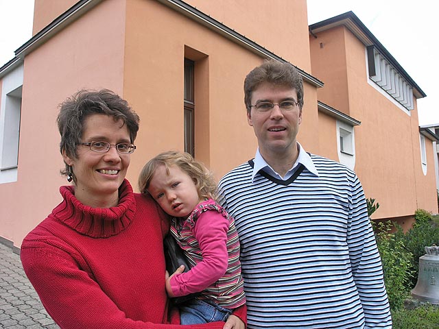 Christina und Berthold Kessler mit Töchterchen Verena vor der Bruder Klaus-Kirche in Stein.  Foto: Fabrice Müller