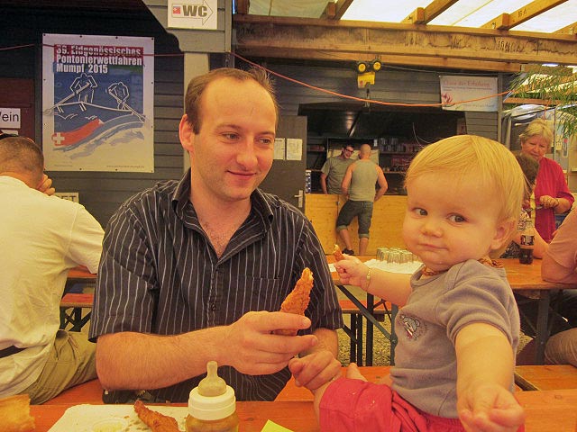 Thomas Reiniger mit Sohn Lukas beim Fischessen