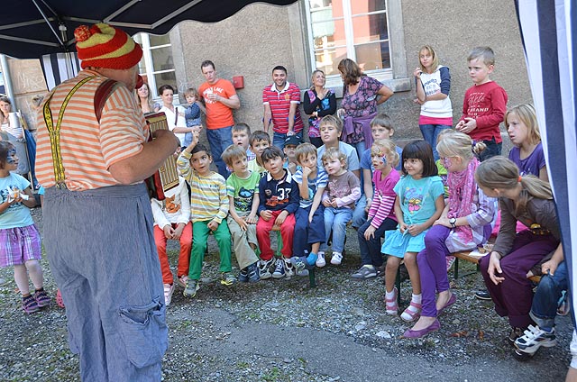 Clown «Fuzzi» mit Kindern.