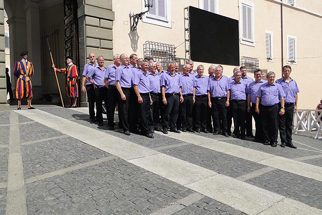 Der Männerchor Frick in Castel Gandolfo, im Hintergrund die Schweizer Gardisten. 