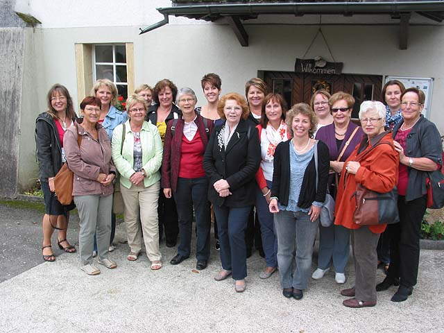 Fröhliche Frauenschar vor der Altbachmühle in Wittnau.