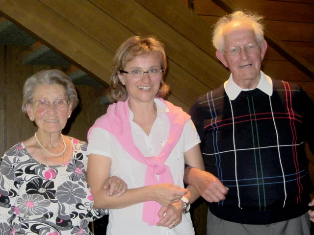 Die ältesten Teilnehmer, Henriette Spycher und Isidor Bürgi, wurden von Gemeinderätin Susanne Gmünder Bamert geehrt. Foto: zVg 