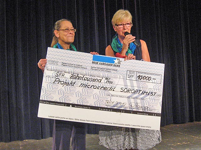 Übergabe des Schecks: Doris Hänggi (links) und Ursula Jutzi, Unionspräsidentin der Schweizer Clubs von Soroptimist International. Foto: zVg