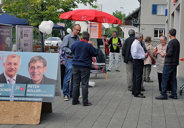 Die Möhliner Kandidaten Werner Erni und Sukhwant Singh im Gespräch mit Menschen vor der Migros.