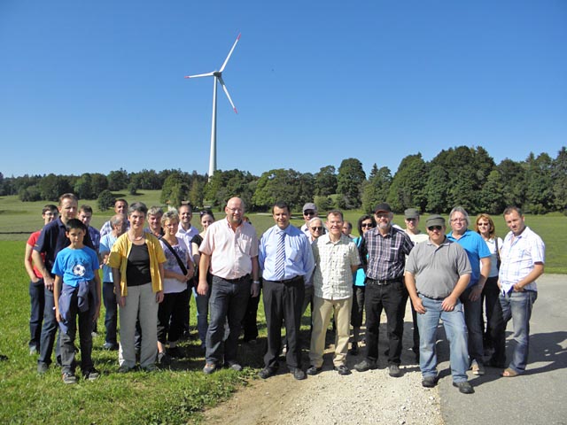 Interessierte Behördenmitglieder auf Windpark-Exkursion: In der Mitte die drei Gemeindeoberhäupter Christian Schneider (Kienberg), Roger Fricker (Oberhof) und Köbi Brem (Wölflinswil). Foto: zVg