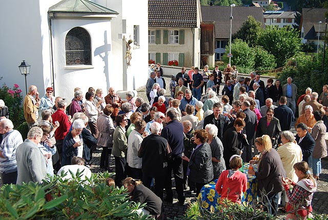 Auf dem Bild sind die sich stärkenden Gottesdienstbesucher zu sehen. Foto: Holger Frehoff