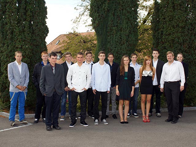 Die Firmung der zwölf jungen Oeschgerinnen und Oeschger stand nter dem Titel «Don’t worry – be happy!». Foto: zVg