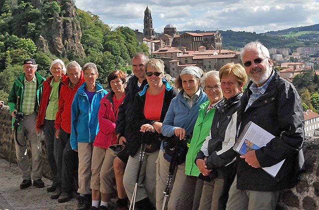 Die Pilgerschar aus Sulz und Laufenburg auf der 88 Meter hohen Vulkannadel vor der Chapelle «Saint-Michel-d’Aiguilhe» in Le Puy. Foto: zVg
