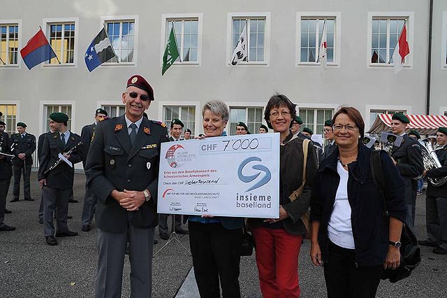 Kreiskommandant Oberst Martin Büsser übergibt den Check von 7000 Franken an Brigitte Grossmann, Claudia Tanner und Susanne Reber von «Insieme Baselland».  Foto: Team Schwarz