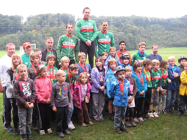 Die grosse Gruppe der Teilnehmer des Endfahrens 2012 in Kaisten.