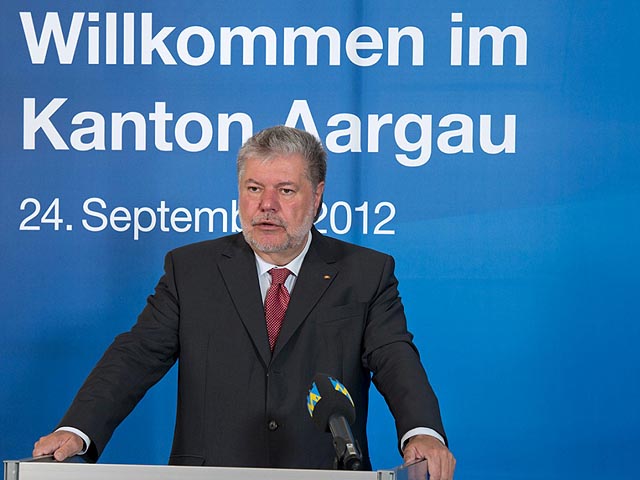 Ministerpräsident Kurt Beck aus Rheinland-Pfalz wurde auf seiner Schweizer Reise von der Aargauer Regierung empfangen. Foto: Werner Rolli
