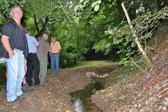 Die Renaturierung des Mühleweiherbächlis in Leidikon fand bei den Gästen grosse Anerkennung. Foto: Roland Keller