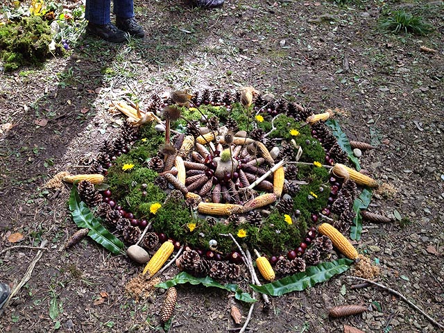 Kunstwerk aus Naturmaterialien der SchülerInnen Schupfart und Obermumpf im Wald. Foto: zVg