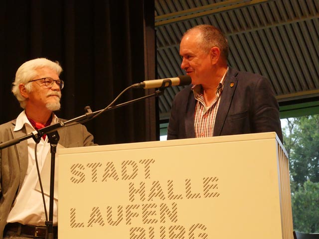 Herbert Weiss (rechts) bedankte sich bei Markus Manfred Jung für seine aussergewöhnliche Festrede zum 1. August. Foto: Jörn Kerckhoff