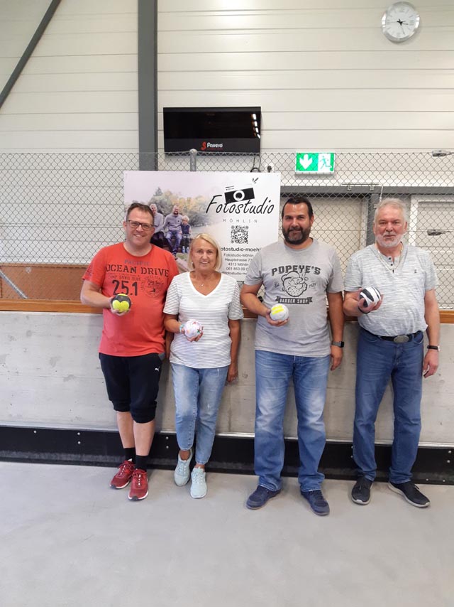 Die Sieger der Vereinsmeisterschaft Tobi, Helga, Franco, Harry (von lnks) Foto: zVg