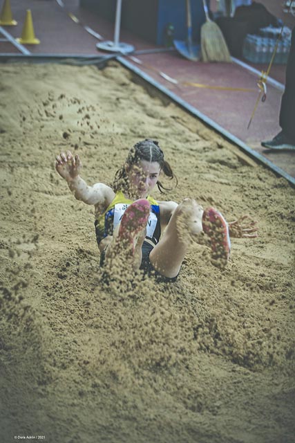 Sieg im letzten Sprung: Lucia Acklin springt 6.00m im Weitsprung. Foto: Doris Acklin