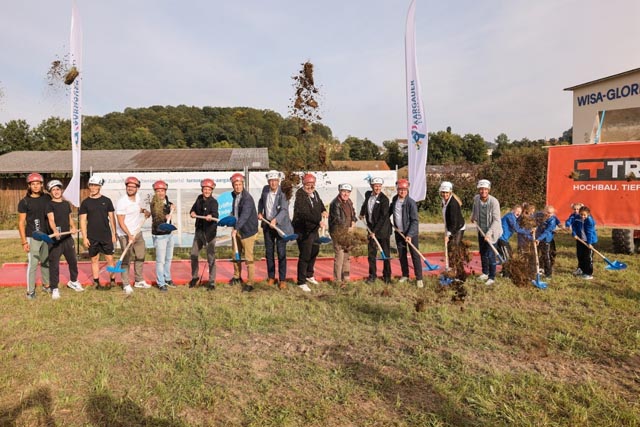 Der symbolische Spatenstich mit Vetretern aus Verband, Wirtschaft, Politik und Sport. Foto: Lisa Mathiasen