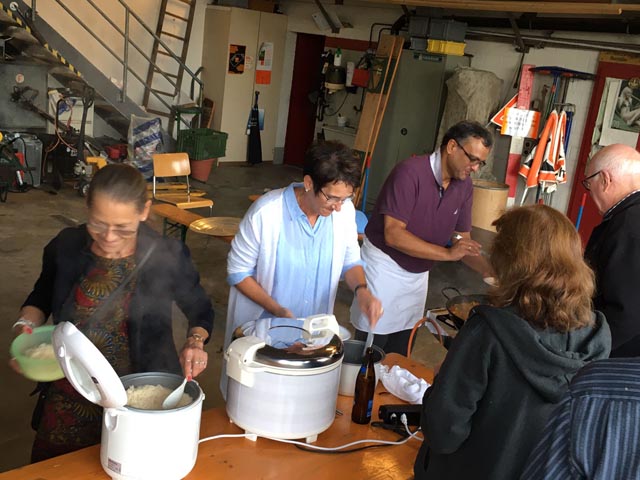 Das Kochteam am Mumpfer Dorftreff hatte alle Hände voll zu tun. Foto: zVg