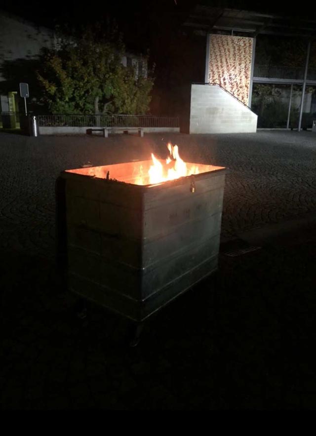 Zwei brennende Container ind Dättwil stellen die Polizei vor ein Rätsel. Foto: Polizei