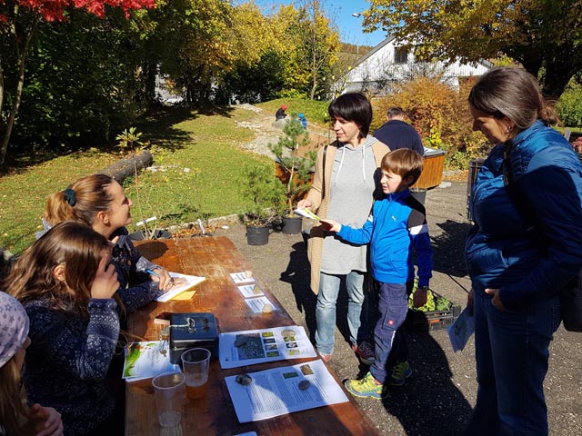 Mehr Interesse, als erwartet: Zahlreiche Wittnauer liessen es sich nicht nehmen, die die Pflanzenbörse zu besuchen. Foto: Benno Zimmermann