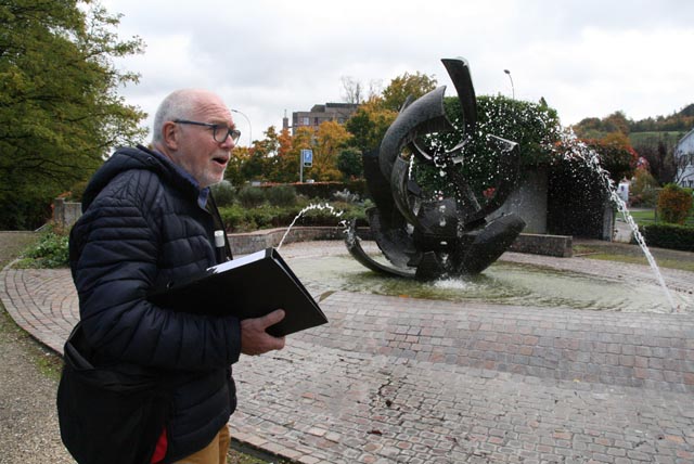 Die Tour führt an verschiedenen Skulpturen und Brunnen vorbei, die Erwin Rehmann geschaffen hat. Rudolf Lüscher hat die Stadtführug entwickelt. Foto: zVg