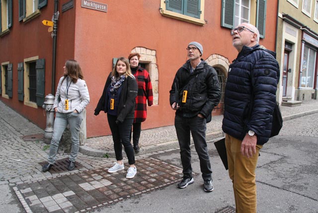 Rudolf Lüscher (rechts) machte die erste Rehmann-Stadtführung für die Mitarbeiterinnen der Tourist-Infos beider Laufenburg sowie für den Präsidenten des Fördervereins Tourismus Laufenburg, Mirko Purgato. Foto: Peter Schütz