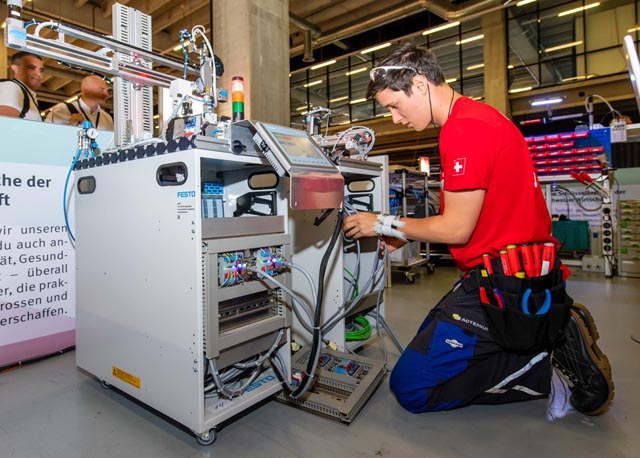 Den Blick auf den Erfolg gerichtet: Adrian Matthys bei einem Testwettkampf zwischen Deutschland, Belgien und der Schweiz in diesem Jahr. Foto: SwissMEM Berufsbildung