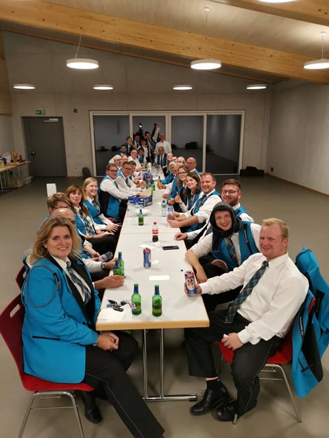 Die Mitglieder der Musikgesellschaft Concordia Wegenstetten feierten ihren Kameraden Andreas Stocker (6. von links). Foto: zVg