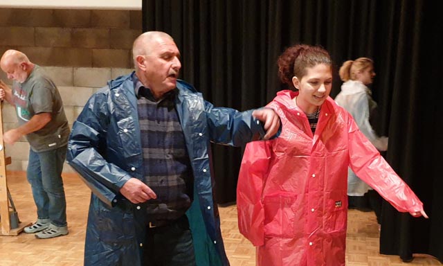 Das Theater Magden befindet sich im Schlussspurt für die Aufführungen von Thornton Wilder’s Stück «Wir sind noch einmal davongekommen». Foto: zVg