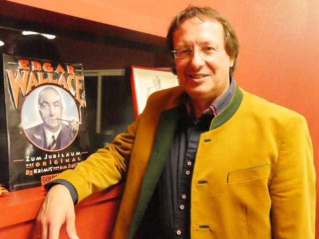 Die Bewunderung und Neugier von Pfarrer Kai Hinz für und auf Edgar Wallace geht wohl ein wenig über das übliche Mass hinaus. Foto: Jörn Kerckhoff