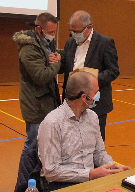 Gemeindeammann Stefan Grunder verabschiedet Gemeinderat Adrian Herzog (links). Foto: zVg