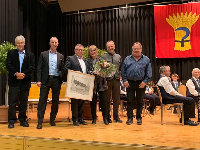 Geschenkübergabe and er Gemeindeveresammlung. Foto: zVg