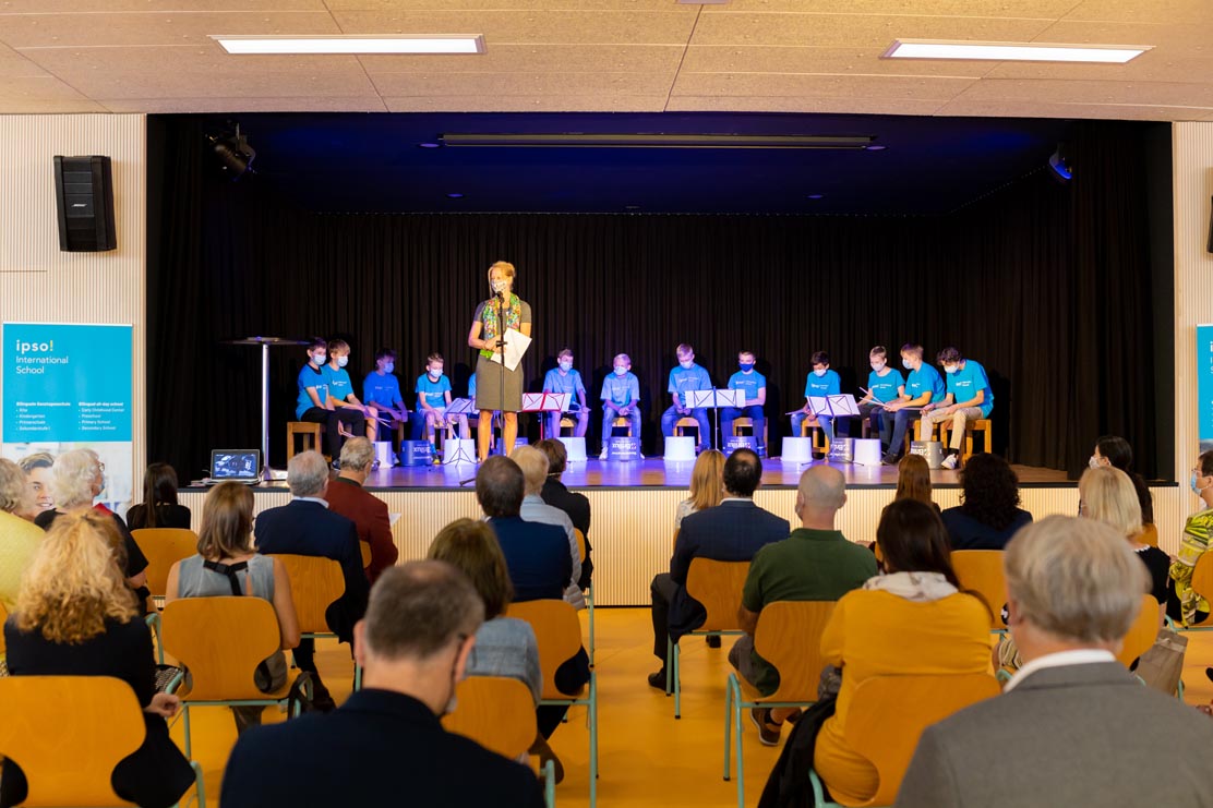 Schulleiterin Claudia Assandri begrüsste die Gäste der Feier. Foto: zVg