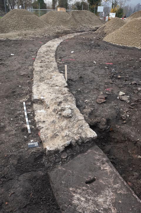 Eine verputzte Mauer umschliesst die ovale Arena des Amphitheaters. Foto: Kantonsarchäologie Aargau