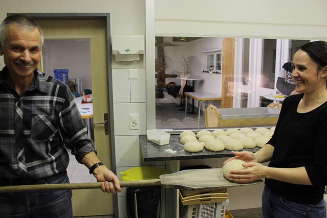 Nicole Obrist und Willi Weiss macht die Arbeit in der Backstube ganz offensichtlich Spass. Foto: Dieter Deiss