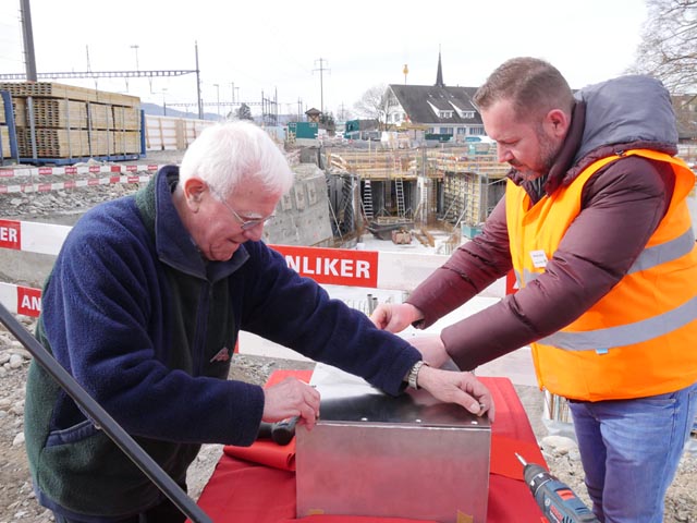 «Urchnulleri» Toni Hollenstein (links) konstruierte die Schatulle, in der auch ein Porträt von ihm als Zeitzeugnis in der fricktal.info liegt. Foto: Jörn Kerckhoff