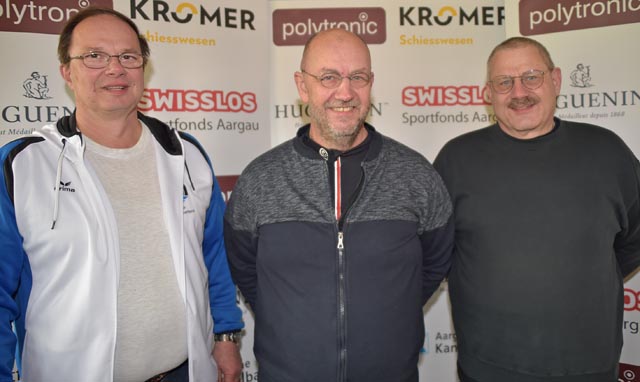 Im Zweistellungsmatch mit der Ordonnanzwaffe mussten sich die Aargauer Stefan Mathis (links) und Stephan Morgenthaler (rechts) nur dem überragenden Winterthurer Christof Carigiet beugen. Foto: wr