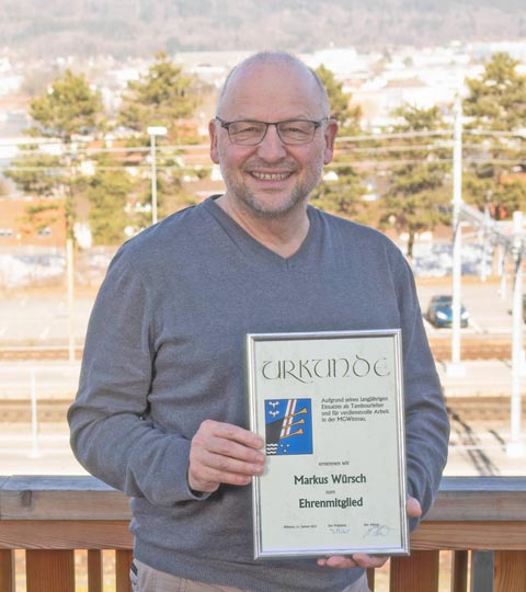 Markus Würsch mit der Urkunde zur Ehrenmitgliedschaft. Foto: zVg
