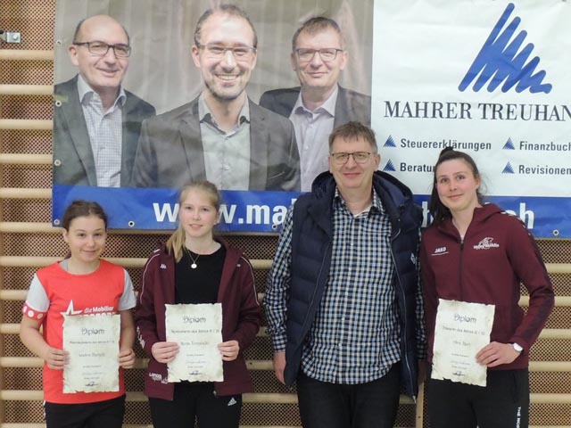 Von links: Ladina Bargetzi, Minivolleyballerin des Jahres, Ilenia Toccariello, Newcomerin des Jahres, Simon Mahrer und Aline Bieri, Trainerin des Jahres. Foto: zVg